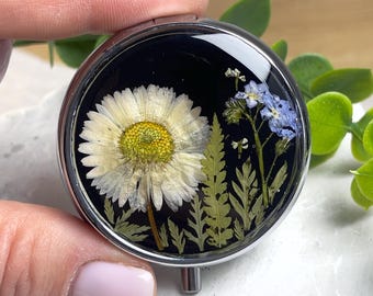 Caja metálica para pastillas con flores secas y resina transparente