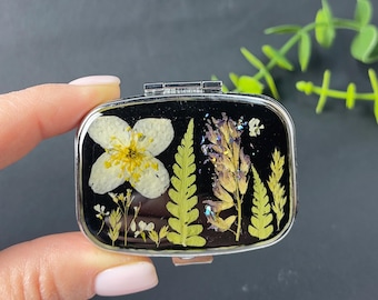 Harz Blumen Pillendose: Handgemachter Blumenreise-Organizer
