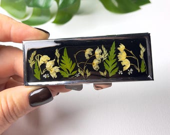 Torkade blommor i harts: Handgjort resefodral för piller med blommönster