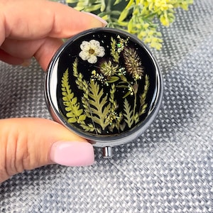 Pill box Floral Bliss Pill Case – Round Epoxy Resin Pillbox with Real Dried Flowers, Pocket Pill Holder, Small Pill Organizer, Gift for Her