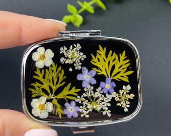 Caixa de comprimidos de flores secas feita à mão: organizador de comprimidos de viagem em resina