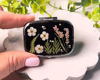 Pastillero de flores secas hecho a mano: organizador de pastillas de bolsillo