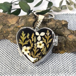Resin Heart Pill Case – Flower-Filled Pill Box Keychain – Nature-Inspired Gift – Handmade with Love,gift for her, pill box,pill organizer