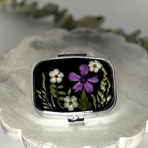 Pill Box with Real Flowers – Square 2-Compartment Organizer in Resin, Elegant Gift for Her, Travel Case for Pills or Tiny Treasures