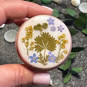 Resin Pill Box with Dried Flowers – Pocket Pill Organizer, Travel Pill Holder, Screw Top Pill Case, Floral Gift for Her, Cute Pillbox
