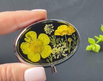 Organizador de suplementos inspirado en la naturaleza: pastillero de resina epoxi con diseño floral