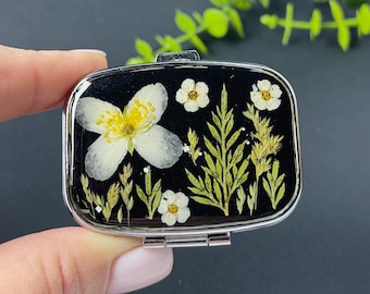 Harz Blumen Pillendose: Handgemachter Blumenreise-Organizer