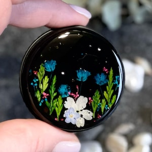 Resin Pill Box with Dried Flowers – Pocket Pill Organizer, Travel Pill Holder, Screw Top Pill Case, Floral Gift for Her, Cute Pillbox