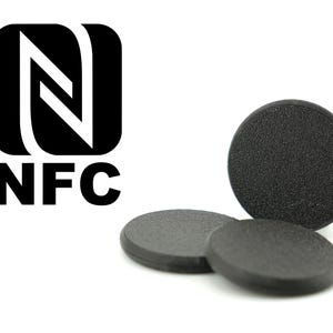 Könnte beinhalten: Drei schwarze, strukturierte, runde NFC-Scheiben. Das NFC-Logo und der Text sind in Schwarz und Weiß gehalten. Das Bild zeigt das NFC-Logo und den Text 'NFC' auf weißem Hintergrund.