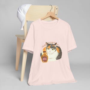 Niedliches Katzen- und Ahornsirup-Grafik-T-Shirt, perfekt für Katzenliebhaber, Geschenk für sie, Chill Vibe, gemütliches Outfit, Tierliebhaber