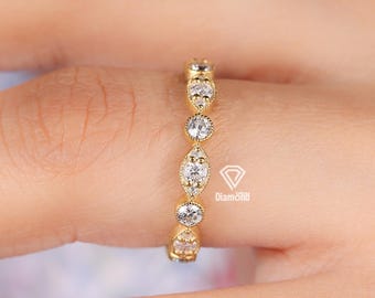 Anello nuziale coordinato in stile vintage con diamanti coltivati in laboratorio incastonati a castone con taglio rotondo Milgrain