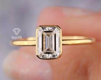 Anello di fidanzamento solitario con smeraldo sintetico da 2 carati, purezza D e VVS2, certificato IGI e incastonato a castone.