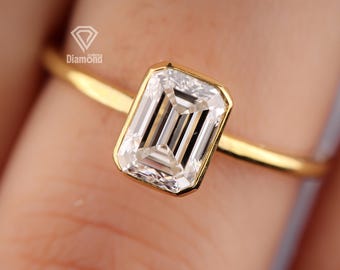 Anello di fidanzamento solitario con diamante sintetico taglio smeraldo da 0,25 a 5 carati, incastonato a castone, ideale come regalo di anniversario.