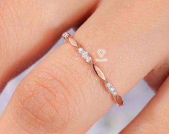 Anello nuziale con diamanti sottili coltivati in laboratorio e anello abbinato con diamanti sottili