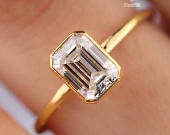 Anello di fidanzamento solitario con diamante sintetico taglio smeraldo certificato IGI e incastonatura a castone.