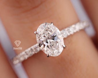 Anello di fidanzamento con diamante ovale D VVS2 da 1 carato, creato in laboratorio, con alone nascosto e pavé di diamanti. Elegante fede nuziale classica.