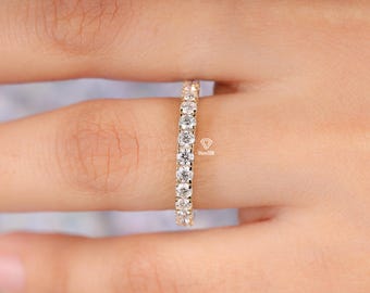 Anello nuziale impilabile con diamanti da laboratorio in pavé francese da 2,5 mm per lei