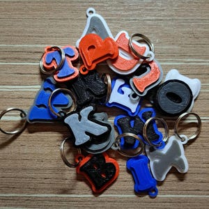 Llaveros con letras iniciales: totalmente personalizados para combinar con tu estilo. Material de alta calidad.