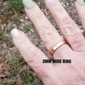 Puede incluir: Un anillo de oro rosa con un dise&ntilde;o de cruz. El anillo tiene 3 mm de ancho. 3MM WIDE RING