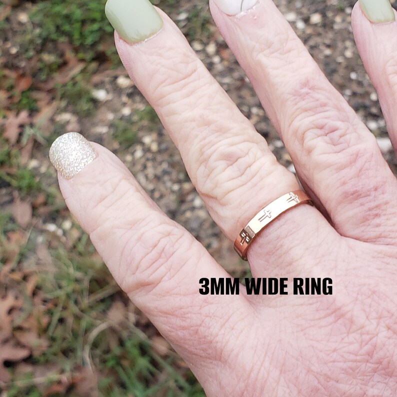 Puede incluir: Un anillo de oro rosa con un dise&ntilde;o de cruz. El anillo tiene 3 mm de ancho. 3MM WIDE RING