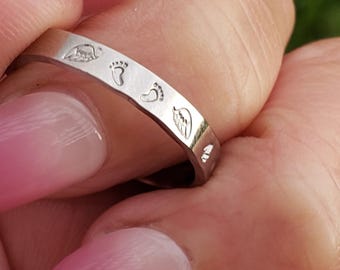 Anillo delicado para conmemorar un aborto espontáneo - Anillo conmemorativo de alas y huellas grabado a mano