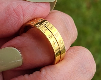 Aangepaste engelenvleugelring - met de hand gestempeld roestvrijstalen gepersonaliseerde stapelband voor gedenkteken