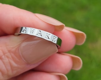 Anillo grabado con la palabra "Despierta", banda espiritual de acero inoxidable, joyería para la atención plena.