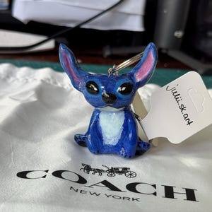 Handgemachter Stitch Schlüsselanhänger - Tonfigur mit glänzendem Resin-Finish | Lilo & Stitch inspiriertes Geschenk