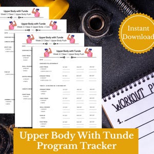 Könnte beinhalten: Mehrere ausdruckbare Trainings-Tracker mit dem Titel "Upper Body With Tunde Program Tracker". Sie enthalten Abschnitte für Übungen, Sätze und Wiederholungen. Ein Notizblock mit "Workout Plan" ist ebenfalls sichtbar.