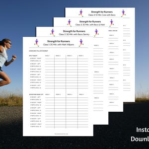 Op de afbeelding: Een stapel afdrukbare trainingsschema's voor hardlopers, met oefenroutines en schema's. De documenten zijn wit met zwarte tekst en kleurrijke afbeeldingen. Op de achtergrond rent een vrouw op een pad. De tekst "Direct downloaden!" staat onderaan.