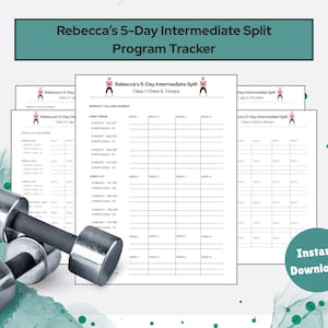 Könnte beinhalten: Ein Fitness-Programm-Tracker mit dem Titel "Rebecca's 5-Day Intermediate Split Program Tracker" mit einer Hantel im Vordergrund. Der Tracker enthält Trainingsdetails für Brust und Trizeps, mit den Worten "Sofort-Download!" in einem grünen Kreis.