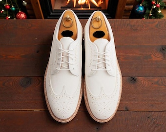 Scarpe Derby da uomo in pelle bianca con punta a coda di rondine: pelle italiana con lavorazione Goodyear.