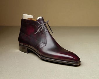 Botín formal tipo chukka con cordones, de cuero en tono burdeos, elegante, hecho a mano para hombre.