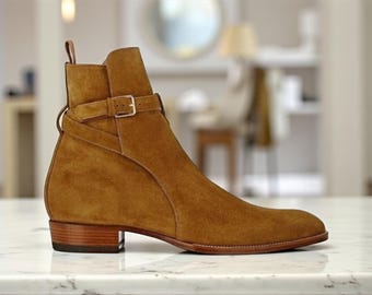 Bota Jodhpur masculina formal, feita à mão, em camurça marrom com fivela no tornozelo.