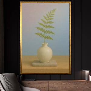 Arte minimalista de jarrones japoneses: lienzo estilo wabi-sabi con jarrón redondo de cerámica y hoja de helecho sobre fondo pastel degradado.