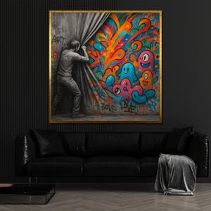 Sorpresa: un hombre descorriendo una cortina revela un vibrante mural de grafiti de dibujos animados en una habitación monocromática.