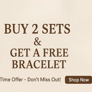 Może przedstawiać: Grafika promocyjna na beżowym tle z brązowym tekstem: "KUP 2 ZESTAWY I OTRZYMAJ BRANSOLETKĘ GRATIS". Poniżej napis "Oferta ograniczona czasowo - Nie przegap!" z brązowym przyciskiem "Kup teraz".