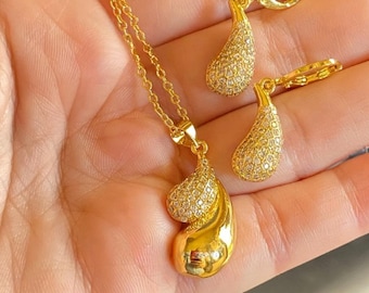 Conjunto de joyas de lágrima bañadas en oro: collar y pendientes brillantes con circonitas cúbicas
