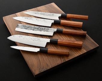 Juego de cuchillos KAAMUT® de 5 piezas – Acero al carbono forjado – Afiladísimo – Cuchillos de chef profesionales – Acabado negro – Mangos de madera maciza