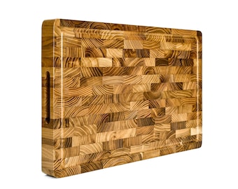 Tabla de cortar KAAMUT® de teca maciza con veta final – 45×30×4 cm – Extra gruesa y resistente – Con ranura para savia, asas y patas antideslizantes – Caja de regalo
