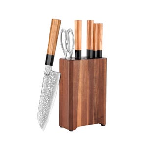 Può includere: Un set di ceppi di coltelli in legno con un grande coltello da chef, forbici e quattro coltelli più piccoli. I coltelli hanno manici in legno e lame decorate. Il ceppo è in legno scuro.
