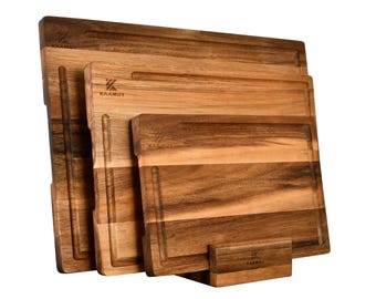 Juego de tablas de cortar de madera maciza de acacia KAAMUT® con soporte – 3 piezas 40x30, 33x24 y 26x18 cm – 2 cm de grosor – Patas antideslizantes