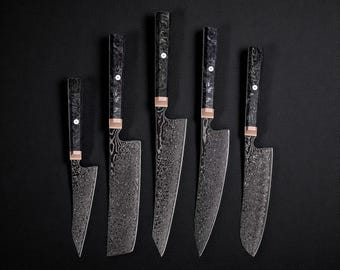 Juego de cuchillos KAAMUT® de 5 piezas – Acero Damasco negro de 67 capas – Juego de cuchillos de lujo – Mango de cobre y fibra de carbono – Máximo rendimiento de corte