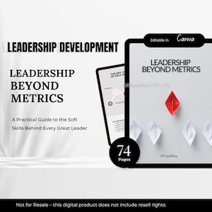 Può includere: Un prodotto digitale intitolato "Leadership Beyond Metrics" con il testo "Leadership Development". L'immagine presenta un tablet con il titolo, un diamante rosso e barchette di carta bianche. Il prodotto è modificabile in Canva e ha 74 pagine.