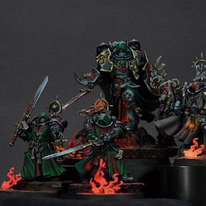 以下が含まれることがあります： それぞれがユニークなデザインとポーズを持つ、精巧にペイントされた宇宙戦士のミニチュアフィギュア5体。フィギュアは黒と緑の鎧を身に着け、剣やその他の武器を振るっている。炎と煙のエフェクトのあるベースの上に立っている。