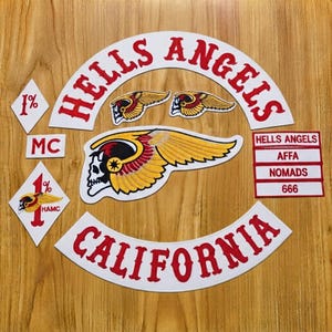 Könnte beinhalten: Ein Set aus gestickten Aufnähern mit einem großen weißen Bogen mit rotem Schriftzug HELLS ANGELS, einem kleineren weißen Bogen mit rotem Schriftzug CALIFORNIA, einem zentralen Totenkopf mit gelben Flügeln, zwei kleinen Totenkopf-Aufnähern und Textstreifen.