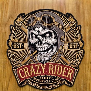 Puede incluir: Un parche bordado circular que muestra una calavera con gafas de aviador y casco, con un cigarro en la boca. El diseño incluye cadenas cruzadas, el texto 6ST y 65F, y una banda roja con el texto CRAZY RIDER MOTORCYCLE CLUB.