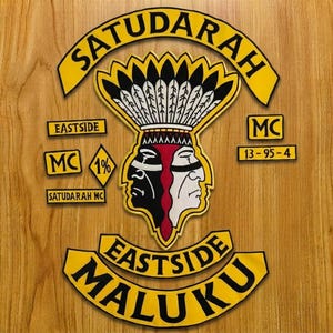 Puede incluir: Un conjunto de parches bordados con el logotipo de Satudarah MC que muestra una figura central de dos caras con un tocado de plumas. El diseño incluye pancartas amarillas con texto negro que dice SATUDARAH, EASTSIDE, MALUKU, MC, 1% y 13-95-4.
