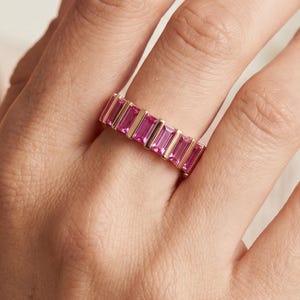 Anillo de rubí baguette rosa / Anillo apilable de oro / Joyería minimalista llamativa