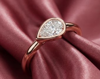 Anillo de moissanita de corte pera con solitario y bisel de oro rosa, compromiso moderno
